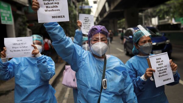 Y bác sĩ biểu tình trước Bộ Y tế Philippines để đòi nâng lương trong bối cảnh gia tăng các ca nhiễm coronavirus - Sputnik Việt Nam