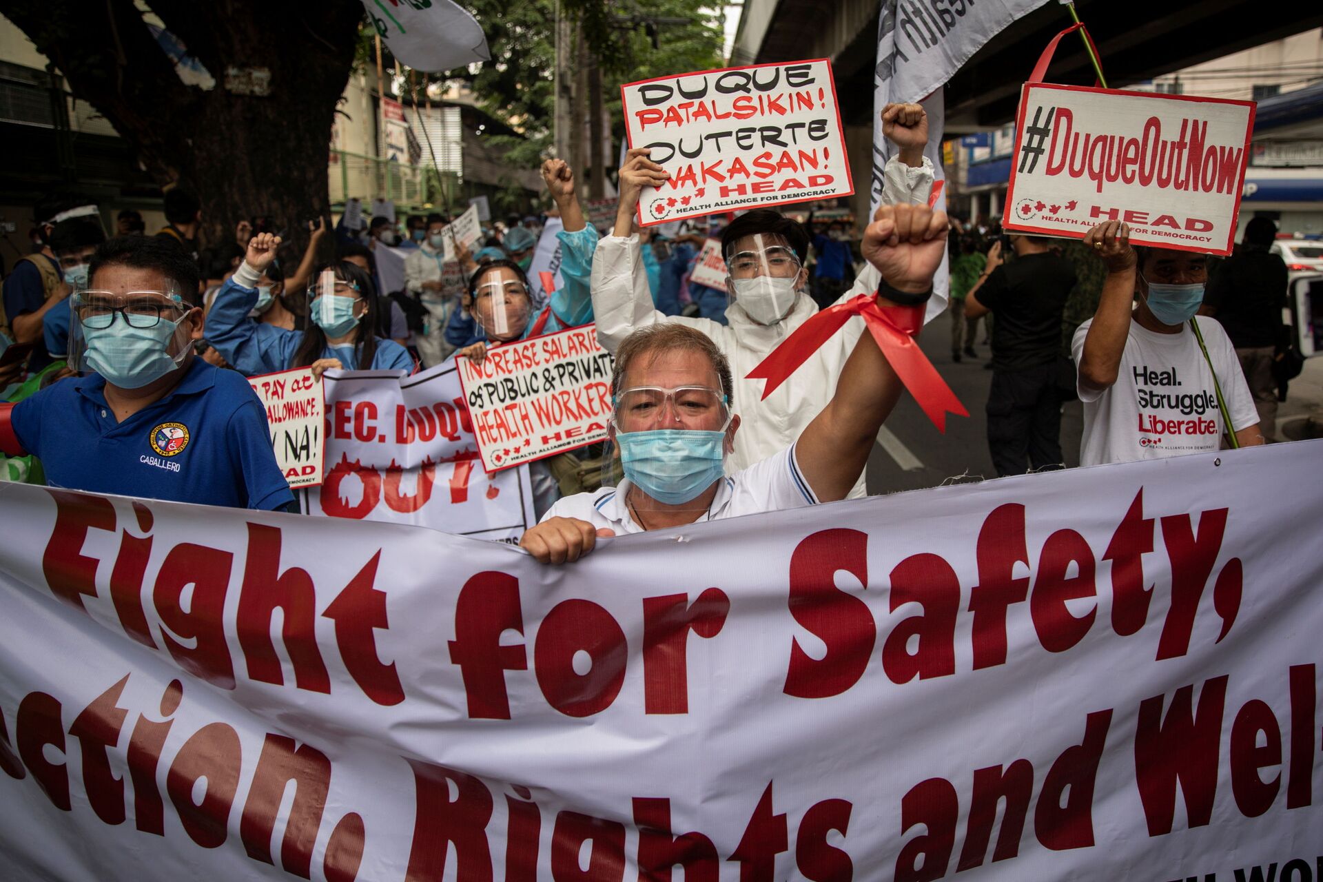 Y bác sĩ biểu tình trước Bộ Y tế Philippines để đòi nâng lương trong bối cảnh gia tăng các ca nhiễm coronavirus - Sputnik Việt Nam, 1920, 05.10.2021