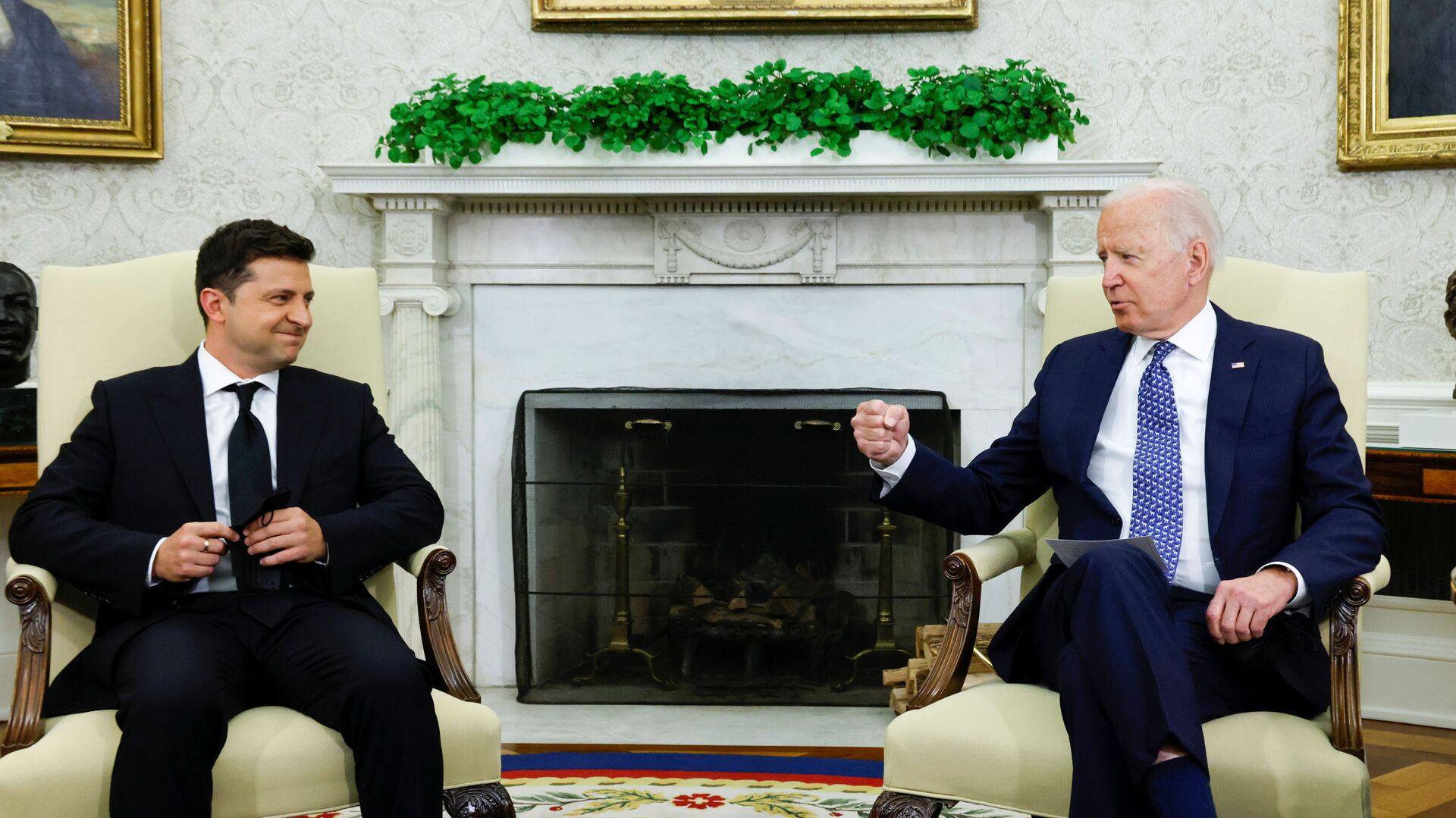 Tổng thống Hoa Kỳ Joe Biden gặp Tổng thống Ukraina Vladimir Zelensky tại Phòng Bầu dục Nhà Trắng ở Washington, Hoa Kỳ, ngày 1/9/2021 - Sputnik Việt Nam, 1920, 24.03.2022