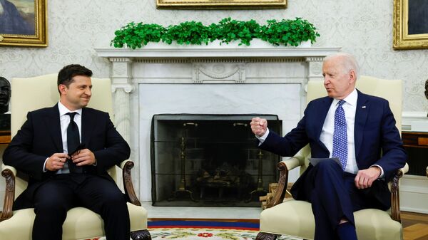 Tổng thống Hoa Kỳ Joe Biden gặp Tổng thống Ukraina Vladimir Zelensky tại Phòng Bầu dục Nhà Trắng ở Washington, Hoa Kỳ, ngày 1/9/2021 - Sputnik Việt Nam