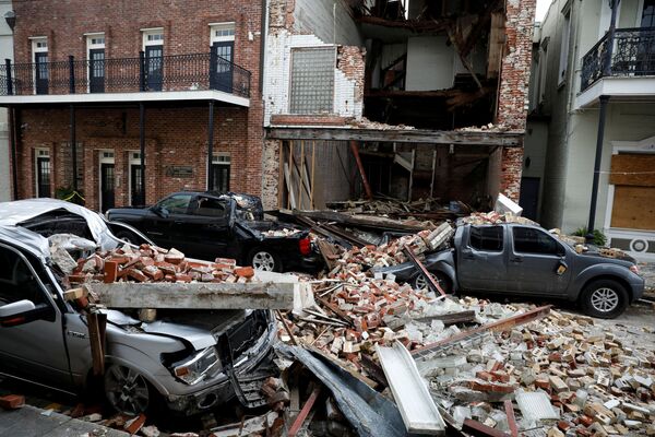 Mặt tiền tòa nhà bị phá hủy sau khi cơn bão Ida quét qua bang Louisiana - Sputnik Việt Nam