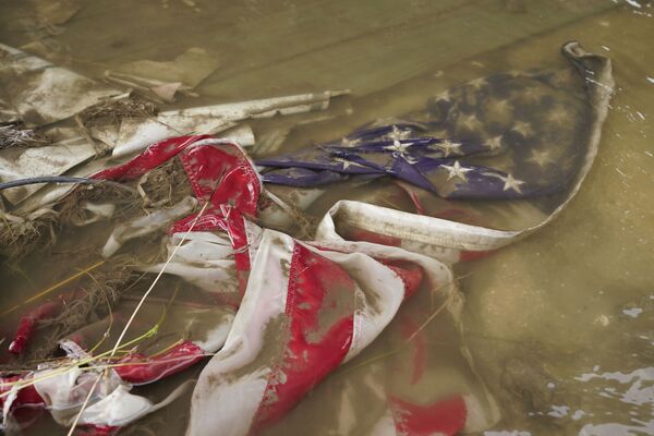 Quốc kỳ Mỹ chìm trong nước sau khi cơn bão Ida đổ bộ vào Mỹ - Sputnik Việt Nam