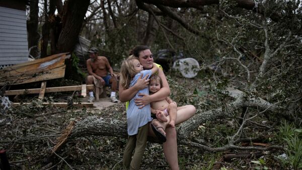 Một gia đình cạnh ngôi nhà bị phá hủy sau cơn bão Ida ở Louisiana - Sputnik Việt Nam