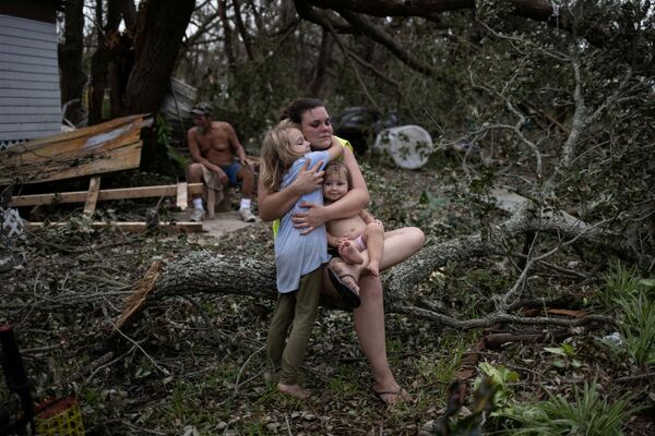 Một gia đình cạnh ngôi nhà bị phá hủy sau cơn bão Ida ở Louisiana - Sputnik Việt Nam