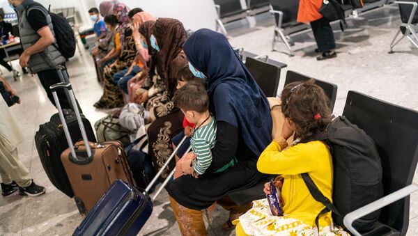 Những người tị nạn từ Afghanistan chờ được xử lý sau khi đáp chuyến bay sơ tán tại sân bay Heathrow, ở London, Anh ngày 26 tháng 8 năm 2021 - Sputnik Việt Nam
