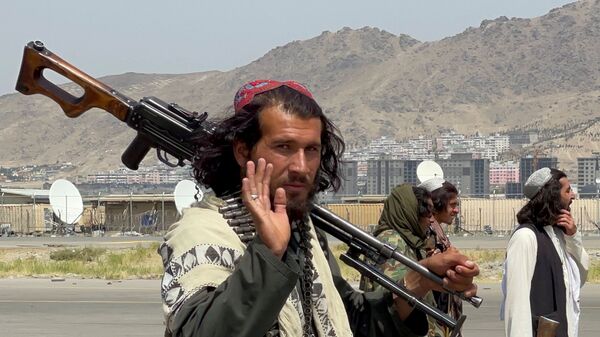 Lực lượng Taliban tuần tra trên đường băng một ngày sau khi quân đội Mỹ rút khỏi Sân bay Quốc tế Hamid Karzai ở Kabul, Afghanistan ngày 31 tháng 8 năm 2021 - Sputnik Việt Nam