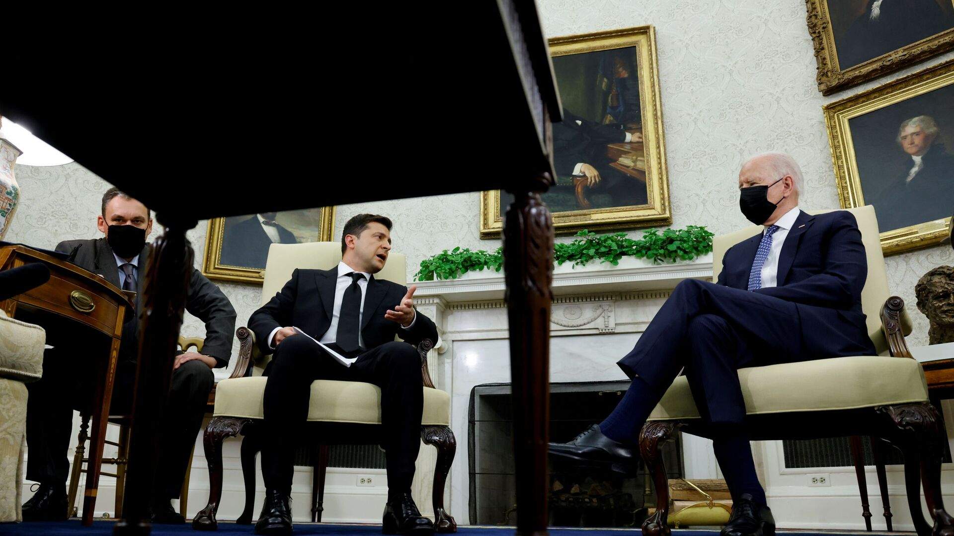 Tổng thống Ukraina Volodymyr Zelenskyy trong cuộc gặp với Tổng thống Mỹ Joe Biden tại Nhà Trắng - Sputnik Việt Nam, 1920, 02.04.2022