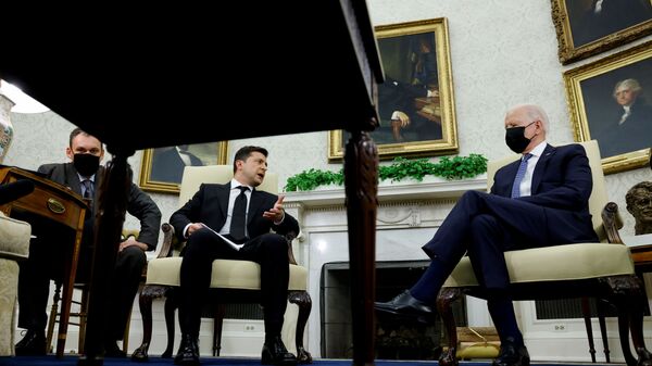 Tổng thống Ukraina Volodymyr Zelenskyy trong cuộc gặp với Tổng thống Mỹ Joe Biden tại Nhà Trắng - Sputnik Việt Nam