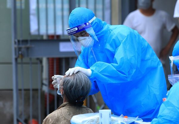 Nhân viên y tế quận Thanh Xuân lấy mẫu xét nghiệm COVID-19 cho người dân tại tổ 7, phường Thanh Xuân Trung. - Sputnik Việt Nam