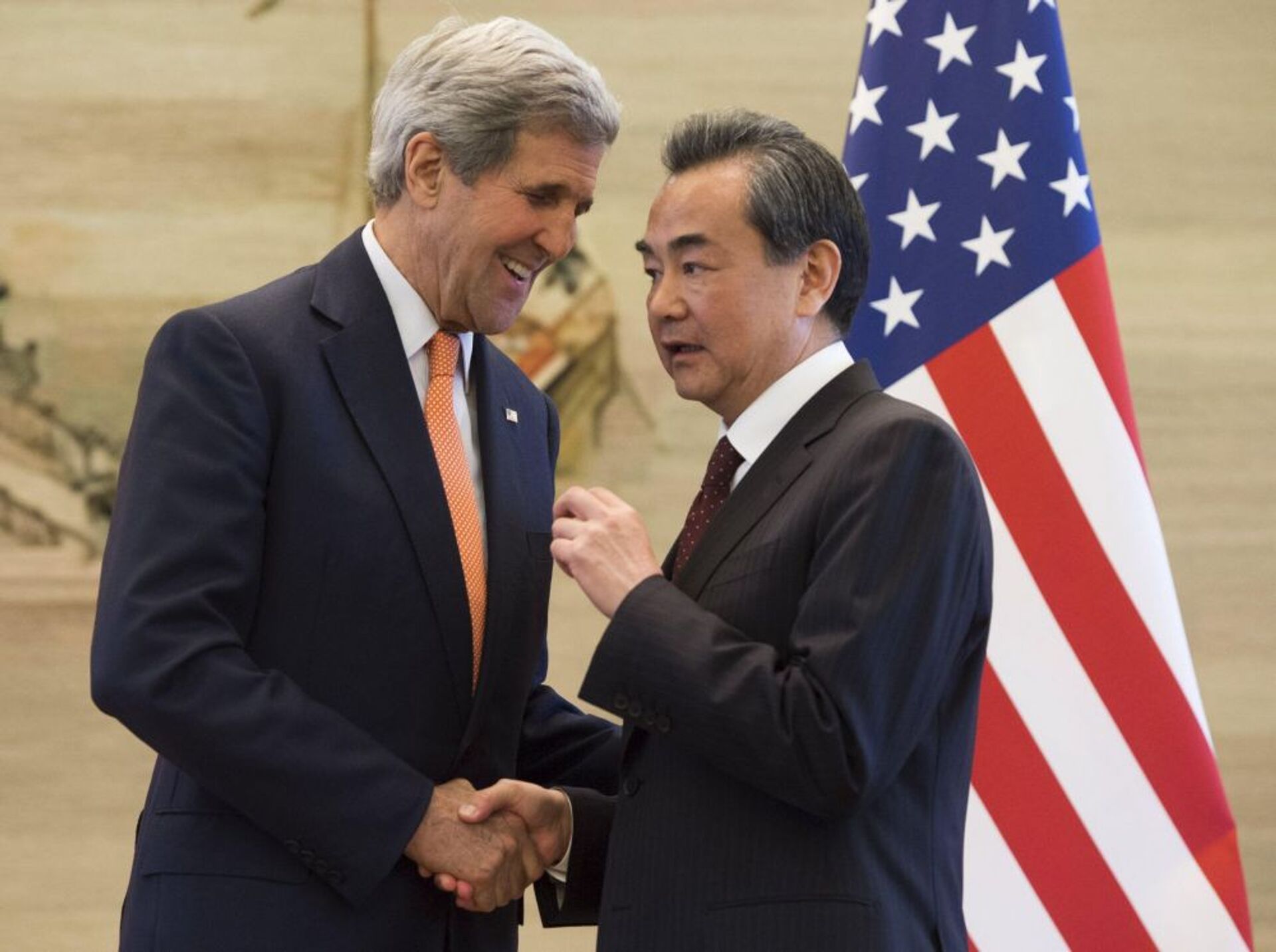 Ngoại trưởng Hoa Kỳ John Kerry và Bộ trưởng Ngoại giao Trung Quốc Vương Nghị tại Bắc Kinh - Sputnik Việt Nam, 1920, 05.10.2021