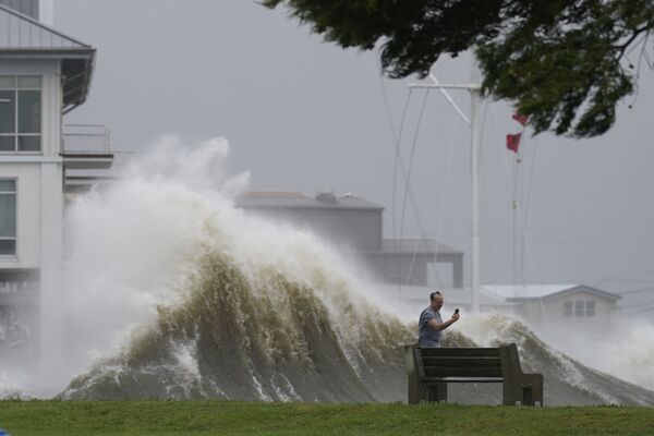 Người đàn ông chụp ảnh những con sóng cao trên bờ hồ Pontchartrain khi cơn bão Ida đổ bộ vào New Orleans - Sputnik Việt Nam