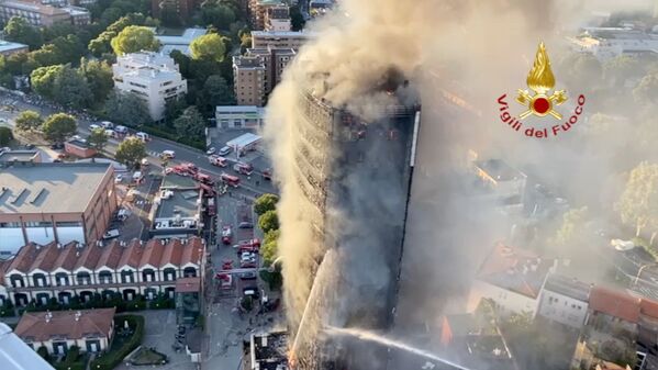 Vụ cháy nghiêm trọng trong tòa nhà chung cư ở Milan, Ý - Sputnik Việt Nam