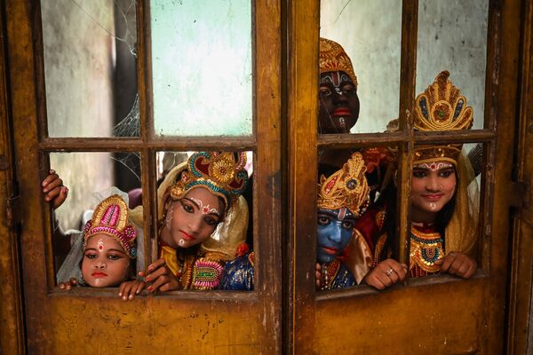 Các nghệ sĩ đang chờ đợi đến lượt trình diễn tại lễ hội Janmashtami, kỷ niệm sự ra đời của Krishna, Ấn Độ - Sputnik Việt Nam