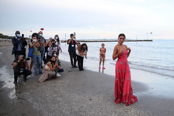 Nữ diễn viên Serena Rossi trong buổi chụp ảnh trên bãi biển ở Venice, Ý - Sputnik Việt Nam