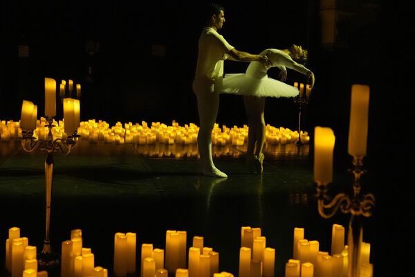 Các vũ công ba lê biểu diễn điệu nhảy từ vở ba lê Kẹp hạt dẻ tại Nhà hát Mogador ở Paris, Pháp - Sputnik Việt Nam
