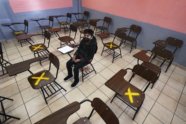 Một học sinh trong giờ học riêng tại trường học ở Iztacalco, Mexico - Sputnik Việt Nam