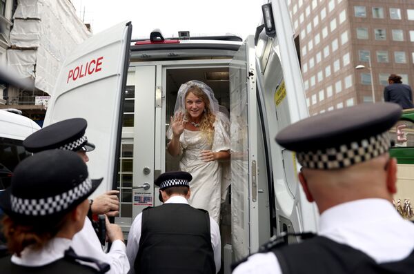 Một nhà hoạt động mặc váy cưới ngồi trong xe cảnh sát trong cuộc biểu tình Extinction Rebellion ở London, Vương quốc Anh - Sputnik Việt Nam