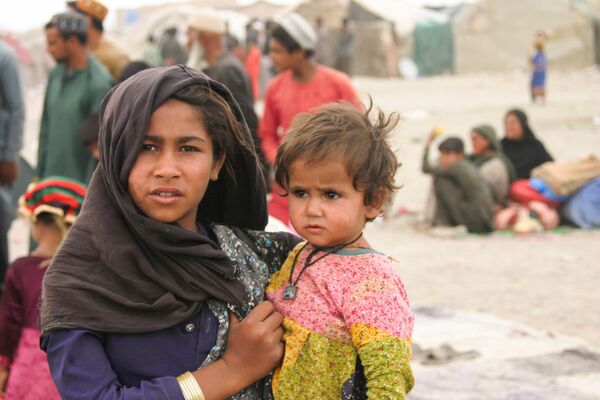 Người dân Afghanistan tại một trại tị nạn dựng tạm bợ gần ga đường sắt ở Chaman, Pakistan  - Sputnik Việt Nam