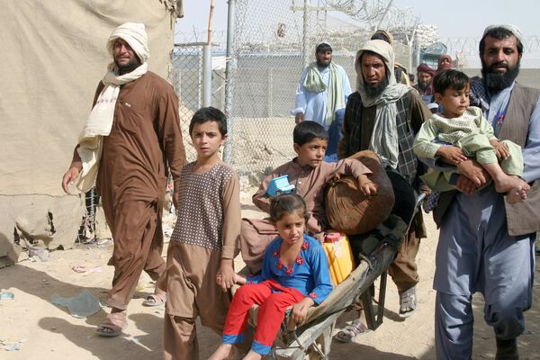 Một gia đình Afghanistan tại trạm kiểm soát “ Cổng tình bạn” ở thị trấn biên giới Pakistan-Afghanistan của Chaman, Pakistan - Sputnik Việt Nam