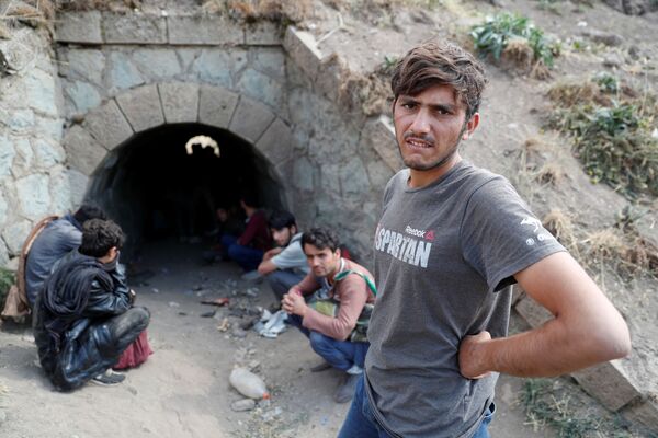 Người di cư Afghanistan trốn lực lượng an ninh trong một đường hầm dưới đường ray xe lửa sau khi vượt biên trái phép từ Iran vào Thổ Nhĩ Kỳ - Sputnik Việt Nam