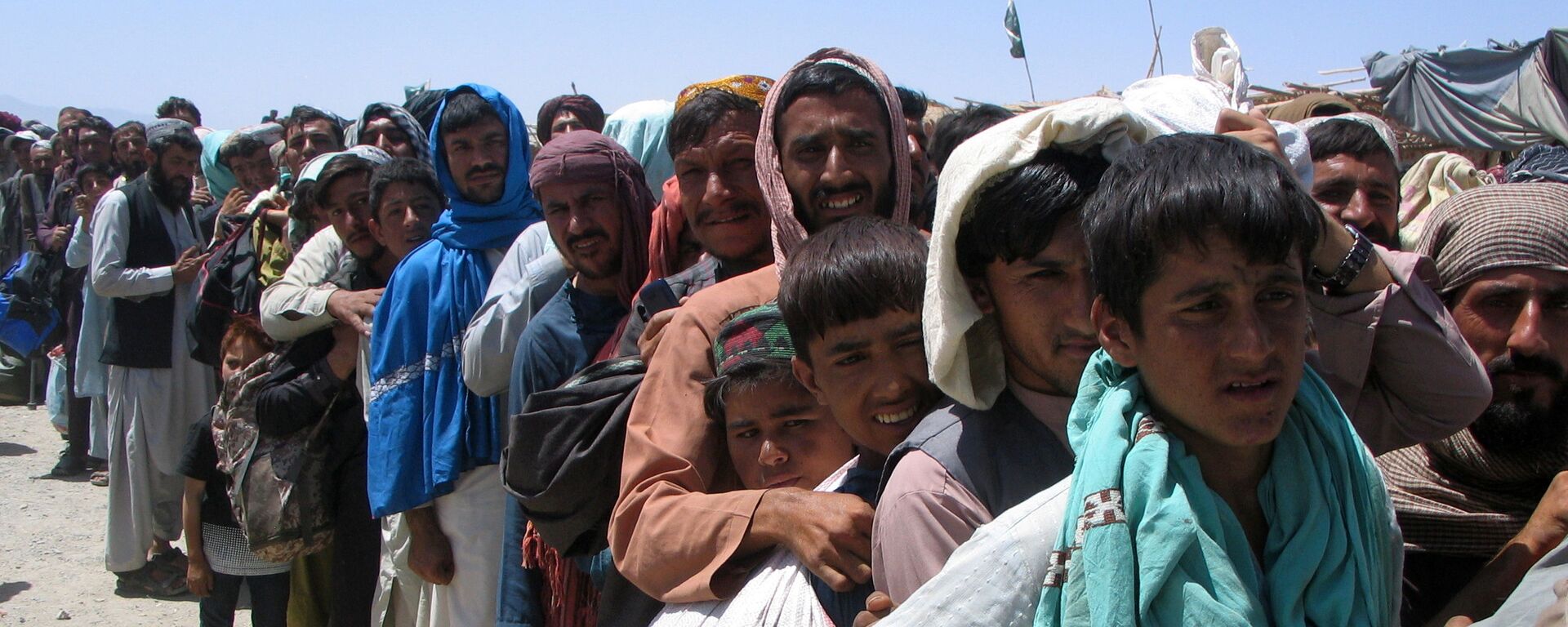 Nhóm người trước trạm kiểm soát Cổng Tình bạn ở Chaman, thị trấn biên giới Pakistan-Afghanistan,  Pakistan - Sputnik Việt Nam, 1920, 04.09.2021