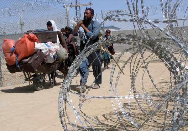 Một gia đình đến từ Afghanistan đi qua trạm kiểm soát Cổng Tình bạn ở Chaman, thị trấn biên giới Pakistan-Afghanistan,  Pakistan - Sputnik Việt Nam