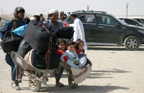 Một gia đình Afghanistan với đồ đạc tại trạm kiểm soát Cổng Tình bạn ở Chaman, thị trấn biên giới Pakistan-Afghanistan, Pakistan - Sputnik Việt Nam
