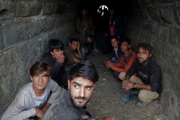 Người di tản Afghanistan trốn trong đường hầm dưới đường ray xe lửa sau khi vượt biên trái phép sang Thổ Nhĩ Kỳ từ Iran, gần Tatvan, Thổ Nhĩ Kỳ  - Sputnik Việt Nam