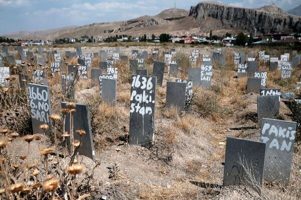 Nghĩa trang, nơi chôn cất những người di cư bất hợp pháp không rõ danh tính ở thị trấn biên giới Van, Thổ Nhĩ Kỳ  - Sputnik Việt Nam