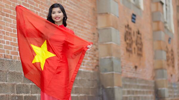 Hạnh phúc người phụ nữ trẻ yêu nước Việt Nam - Sputnik Việt Nam