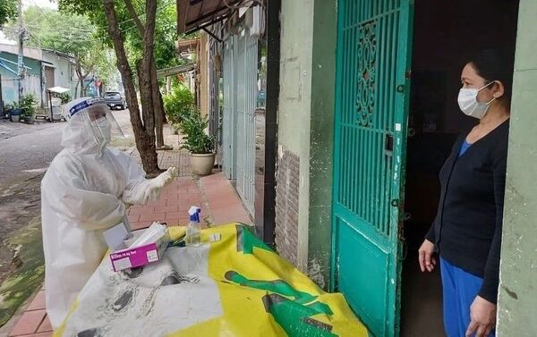 Nhân viên y tế thành phố Thủ Đức hướng dẫn người dân thực hiện xét nghiệm nhanh tại nhà. - Sputnik Việt Nam