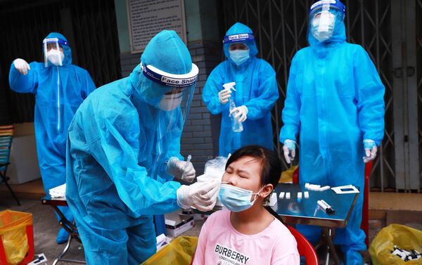 Tổ y tế lưu động Phường 3, Quận 4 lấy mẫu xét nghiệm cho người dân tại Chung cư B3. - Sputnik Việt Nam