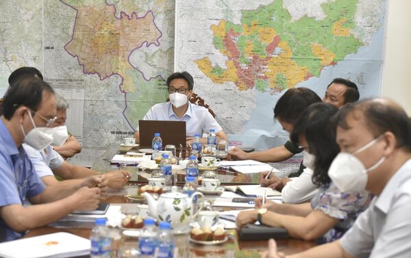 Phó Thủ tướng Vũ Đức Đam làm việc với lãnh đạo TP. Hồ Chí Minh về cung ứng hàng hóa thiết yếu cho người dân. - Sputnik Việt Nam