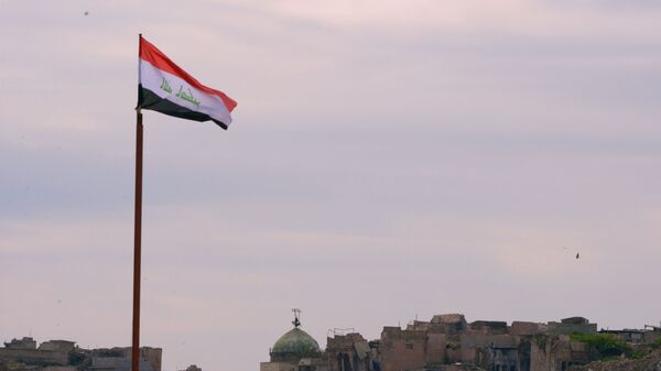Lá cờ Iraq trên nền những tòa nhà bị phá hủy ở Mosul - Sputnik Việt Nam