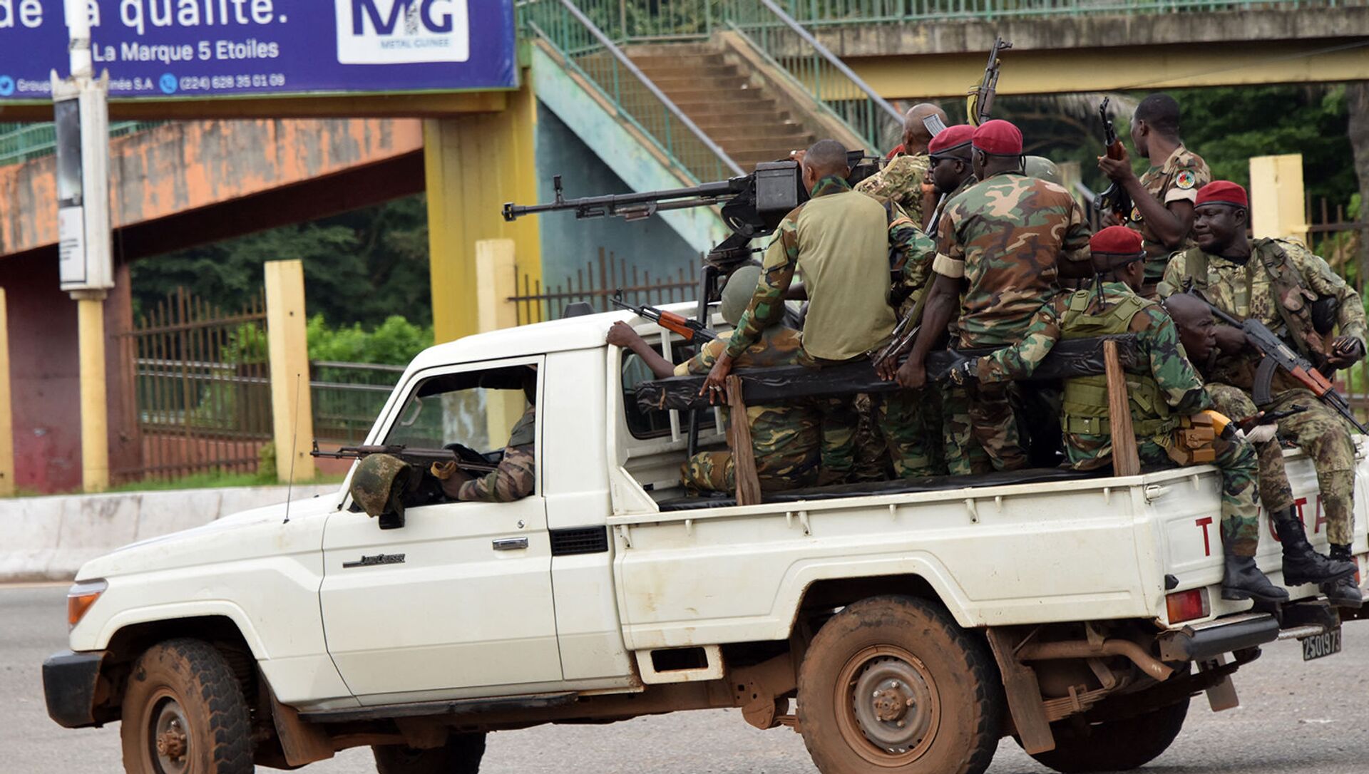 Các quân nhân LLVT Guinea chạy xe qua khu vực trung tâm Caloum ở thủ đô Conakry sau khi nghe thấy liên tục có tiếng súng nổ (ngày 5/9/2021) - Sputnik Việt Nam, 1920, 06.09.2021
