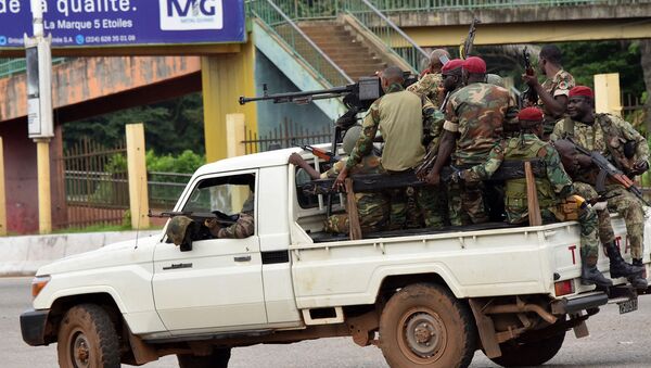 Các quân nhân LLVT Guinea chạy xe qua khu vực trung tâm Caloum ở thủ đô Conakry sau khi nghe thấy liên tục có tiếng súng nổ (ngày 5/9/2021) - Sputnik Việt Nam