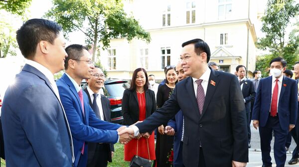 Chủ tịch Quốc hội Vương Đình Huệ thăm Đại sứ quán Việt Nam tại Áo - Sputnik Việt Nam