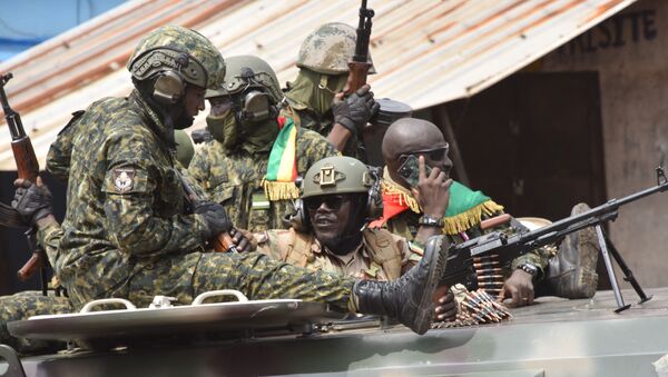 Binh lính Guinea trên một con phố ở Conakry sau vụ bắt giữ Tổng thống Alpha Conde - Sputnik Việt Nam