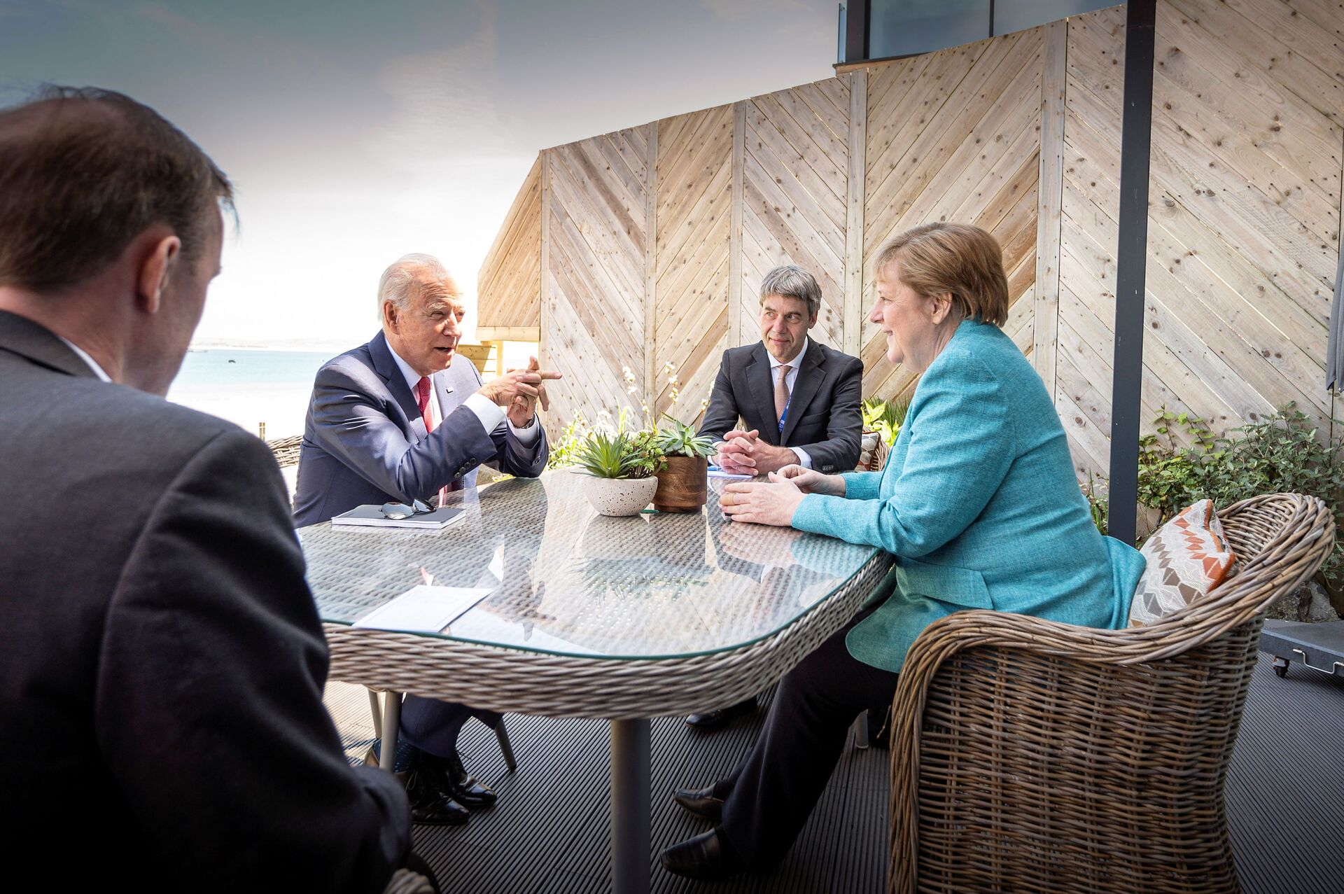 Tổng thống Mỹ Joe Biden, người đứng đầu Cục Chính sách Đối ngoại, An ninh và Phát triển Kinh tế và Xã hội của văn phòng thủ tướng Đức Jan Hecker, thủ tướng Angela Merkel tại Hội nghị thượng đỉnh G7 tại Anh, tháng 6 năm 2021  - Sputnik Việt Nam, 1920, 05.10.2021