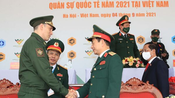 Đại tướng, Bộ trưởng Quốc phòng Phan Văn Giang và Thứ trưởng Bộ Quốc phòng Liên bang Nga Aleksei Krivoruchko tại lễ bế mạc Army Games 2021 - Sputnik Việt Nam