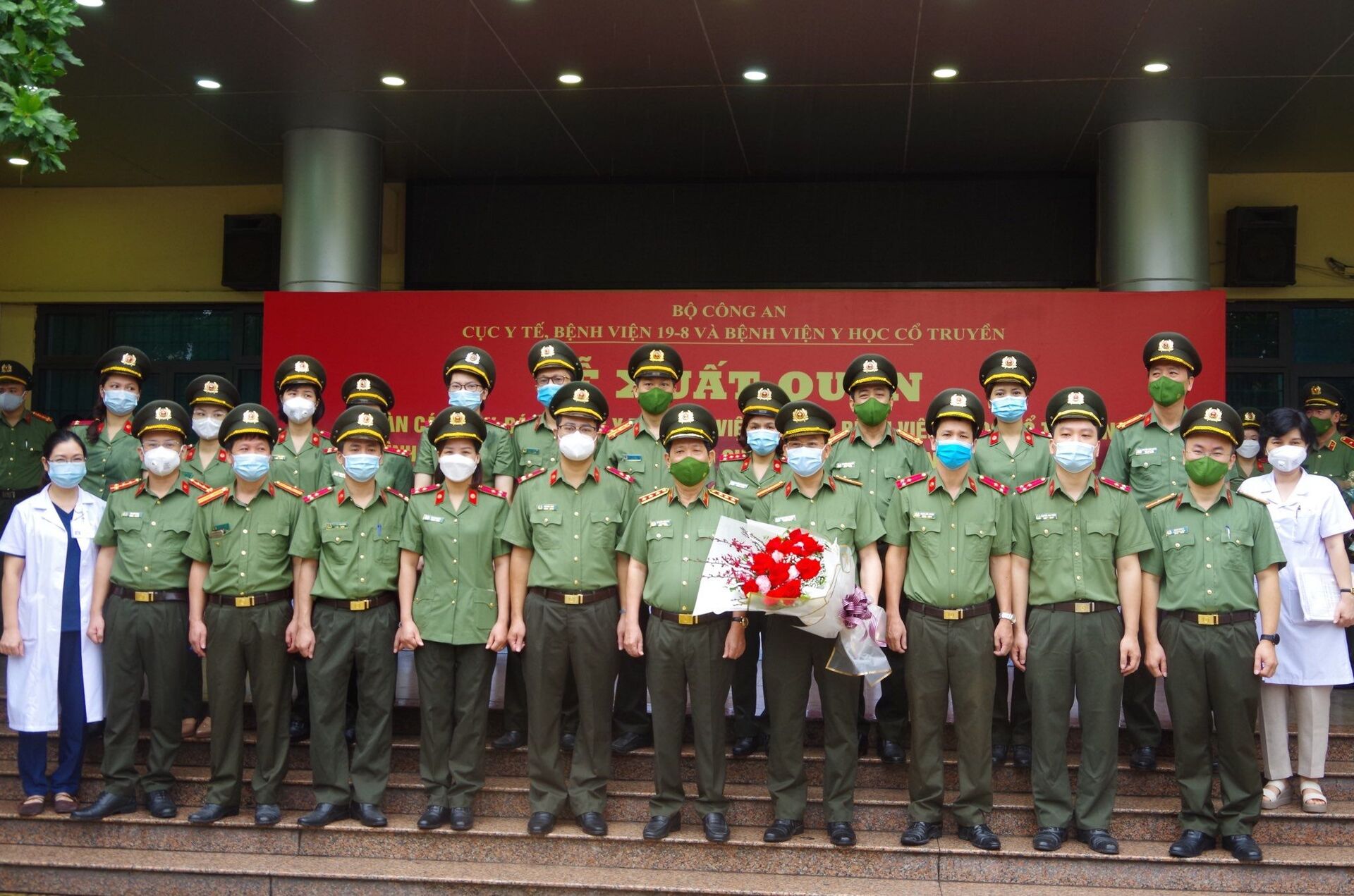Đội ngũ y, bác sĩ Bệnh viện 19-8 trong Lễ xuất quân chi viện chi viện lần thứ 3 hỗ trợ TP Hồ Chí Minh chống dịch Covid-19 - Sputnik Việt Nam, 1920, 05.10.2021