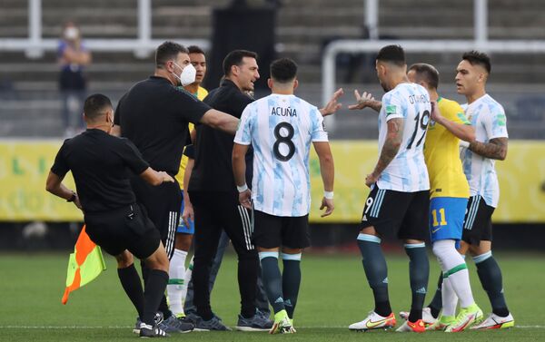 Gián đoạn trận đấu giữa đội tuyển quốc gia Argentina và Brazil tại Sao Paulo - Sputnik Việt Nam