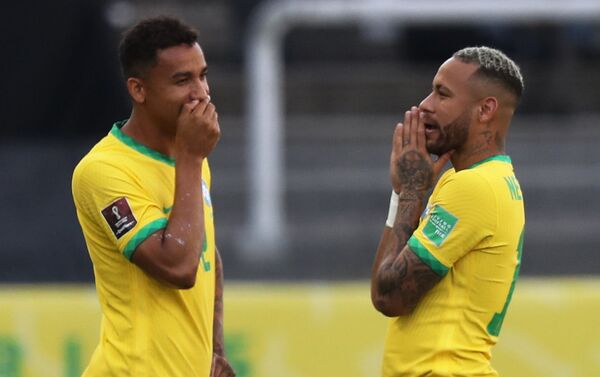 Các cầu thủ Brazil (Danilo và Neymar) phản ứng sau khi trận đấu bị gián đoạn ở Sao Paulo - Sputnik Việt Nam