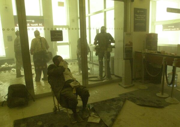 Những người bị thương trong một ngân hàng gần Trung tâm Thương mại Thế giới trong vụ tấn công khủng bố ở New York - Sputnik Việt Nam