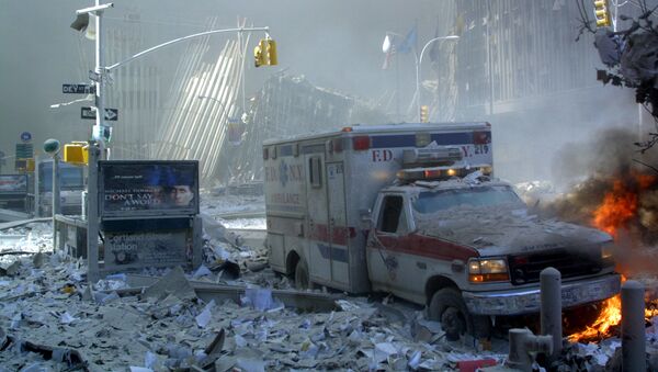 Chiếc xe cứu thương hư hỏng và con phố đổ nát sau khi sụp đổ tòa nhà Trung tâm Thương mại Thế giới ở New York - Sputnik Việt Nam
