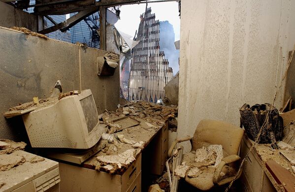 Văn phòng bị phá hủy và quang cảnh tòa tháp Trung tâm Thương mại Thế giới sụp đổ sau vụ tấn công khủng bố ở New York - Sputnik Việt Nam