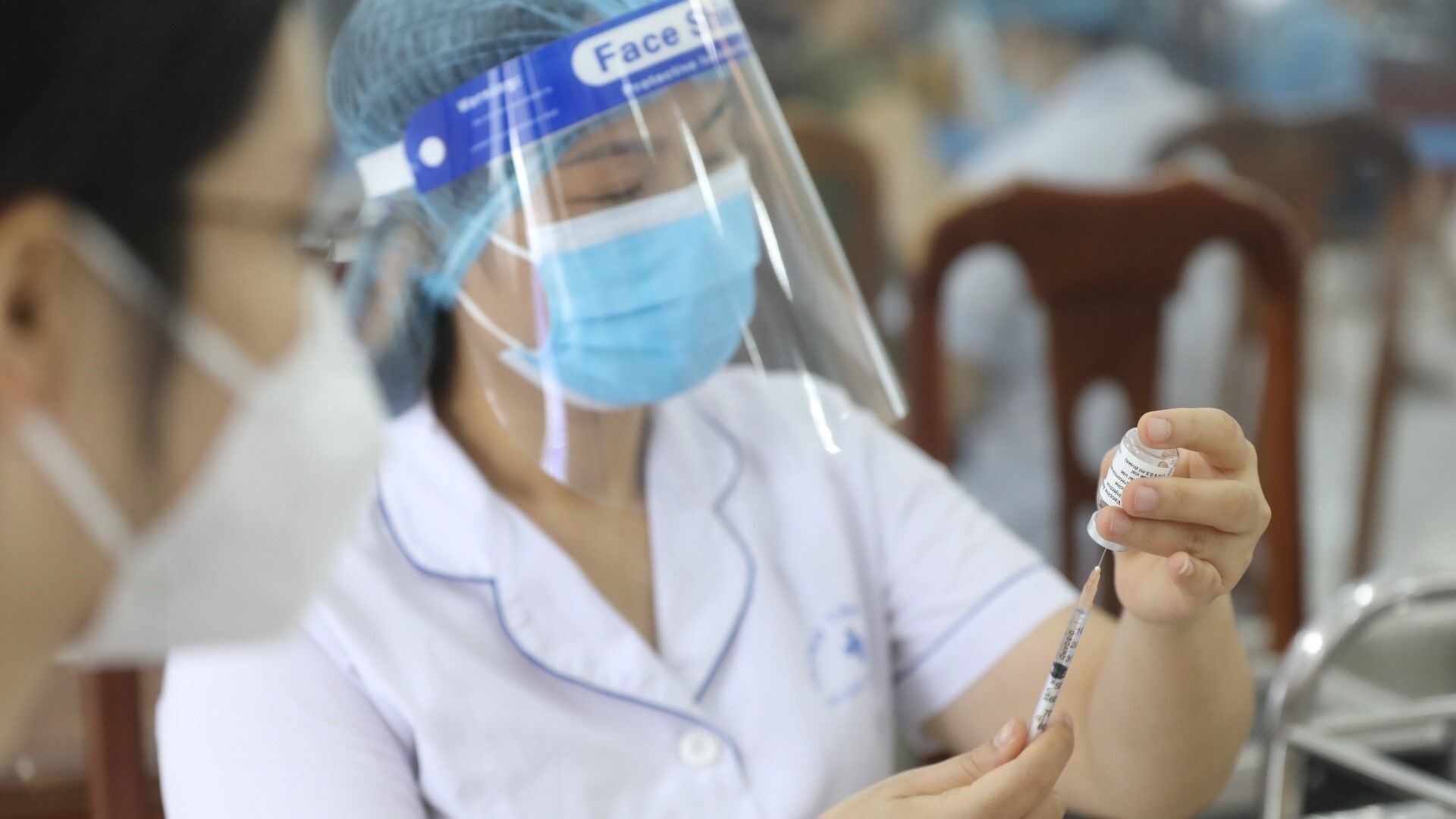 Nhân viên y tế tiêm vaccine phòng COVID-19 cho người dân phường Yên Hoà (Cầu Giấy) ngày 7/9/2021 - Sputnik Việt Nam, 1920, 07.09.2021