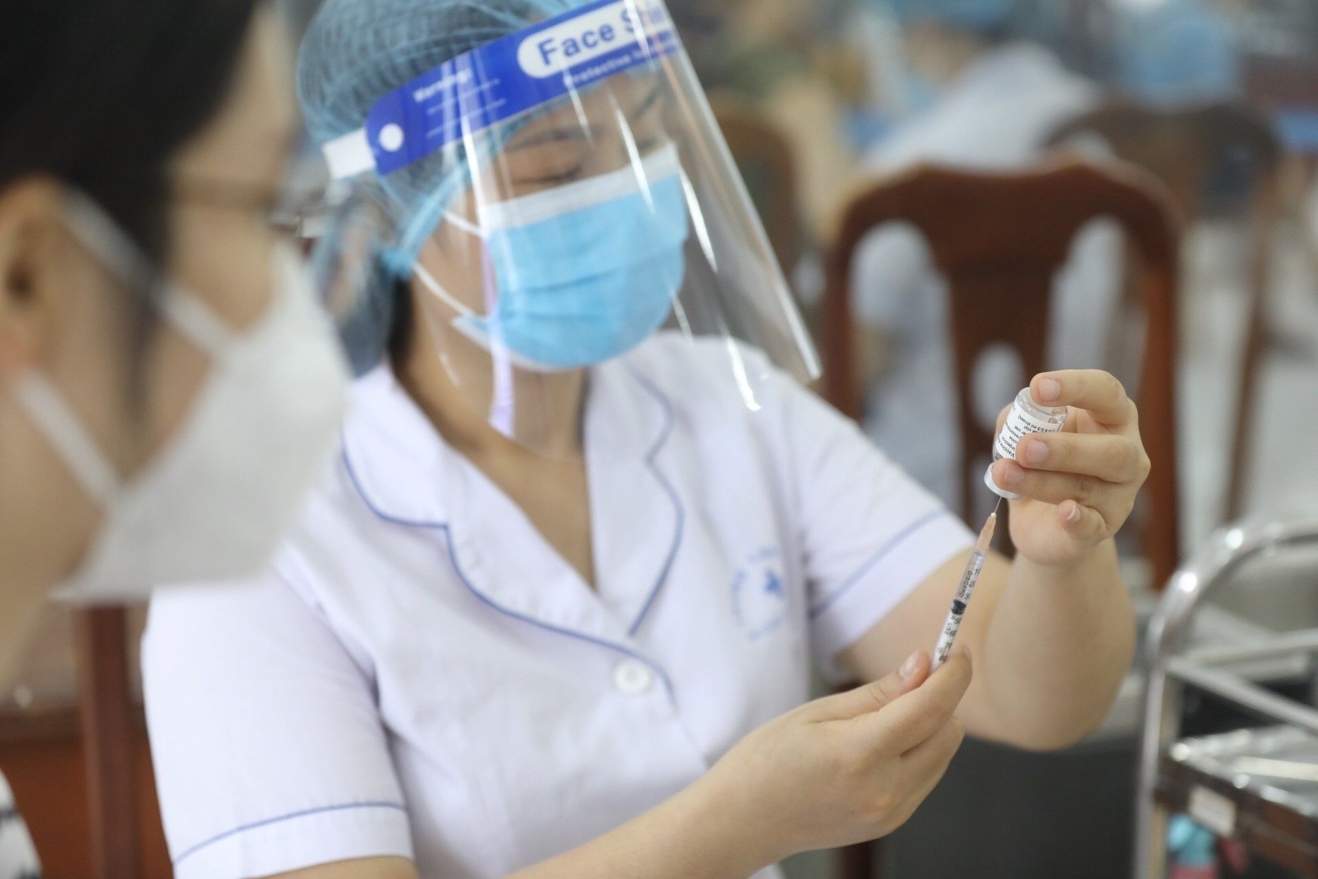 Nhân viên y tế tiêm vaccine phòng COVID-19 cho người dân phường Yên Hoà (Cầu Giấy) ngày 7/9/2021 - Sputnik Việt Nam, 1920, 05.10.2021