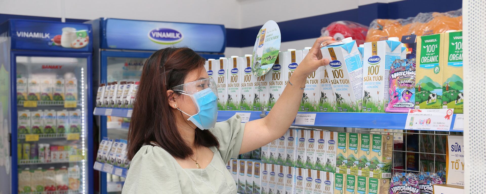 Khách hàng đứng bên quầy bán sản phẩm của Công ty Sữa Việt Nam Vinamilk trong siêu thị - Sputnik Việt Nam, 1920, 22.07.2023