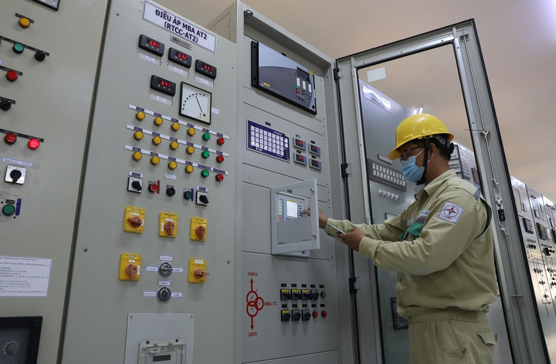 Công nhân Công ty Truyền tải điện 3 vận hành truyền tải điện tại trạm biến áp 220kV Quy Nhơn - Sputnik Việt Nam, 1920, 05.10.2021